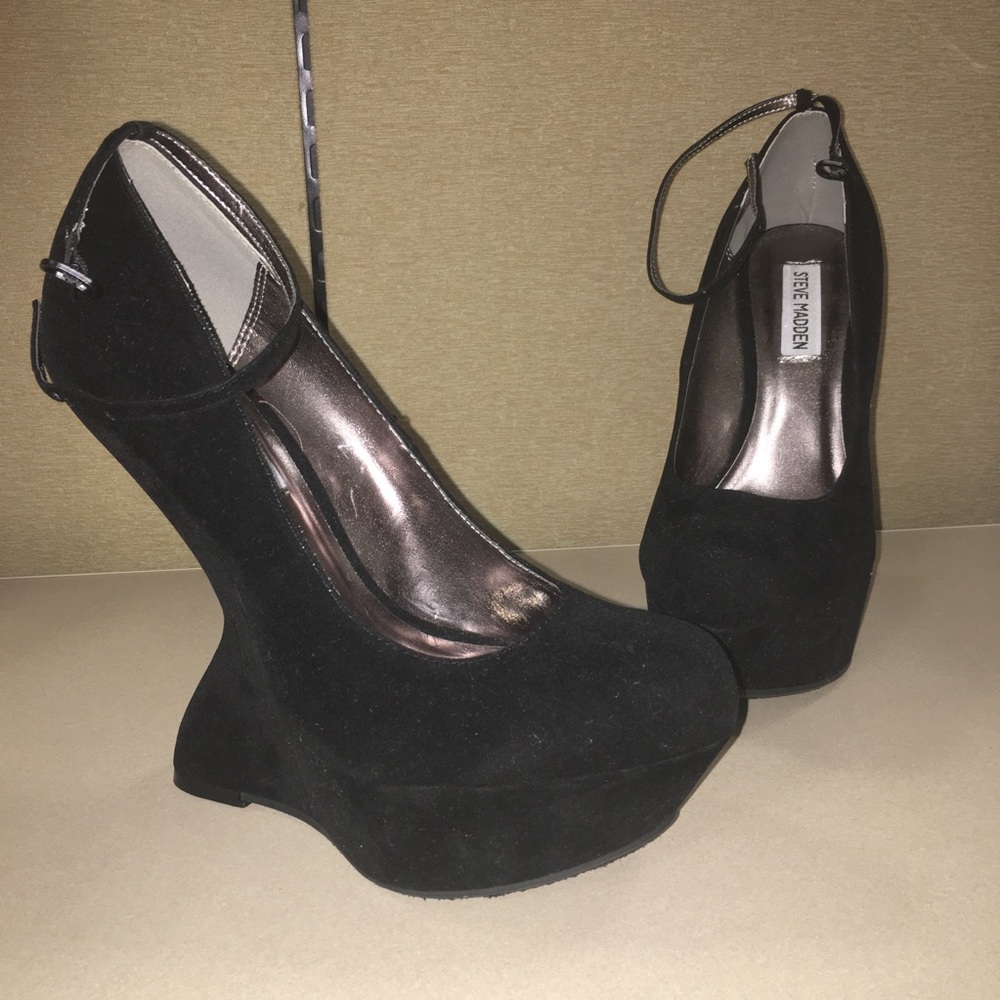New Steve Madden unique suede heels size 9